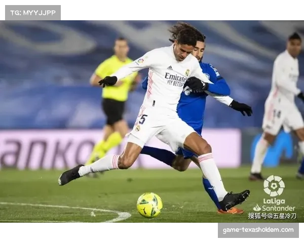 萨索洛后卫瓦卢克维茨引领防线成功零封对手展示强大防守实力